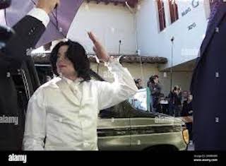 mot_to_vacate_18_-_michael_jackson_outside_santa_maria_courthouse.jpg